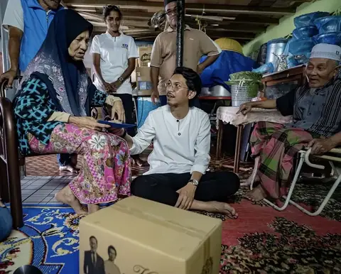 Penyerahan bantuan Kasih Madani kepada penerima di rumah mereka.