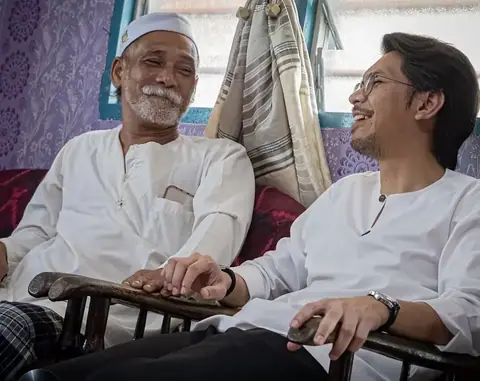 Sesi mendengar masalah bersama warga emas di ruang tamu rumah penduduk.