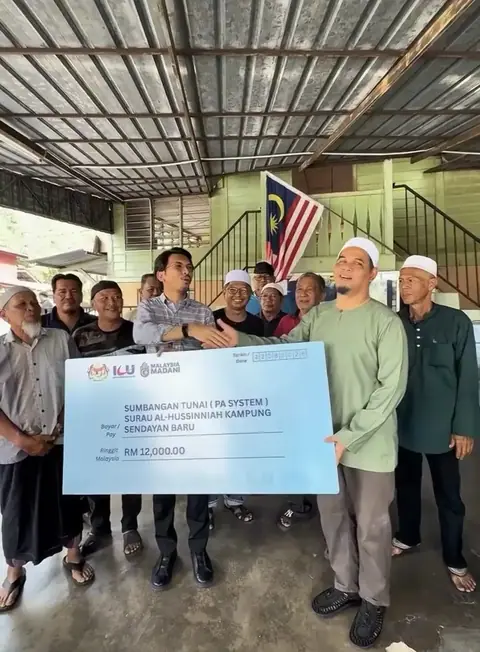 Penyampaian sumbangan tunai bagi sistem PA Surau Al-Hussinniah, Kampung Sendayan Baru.